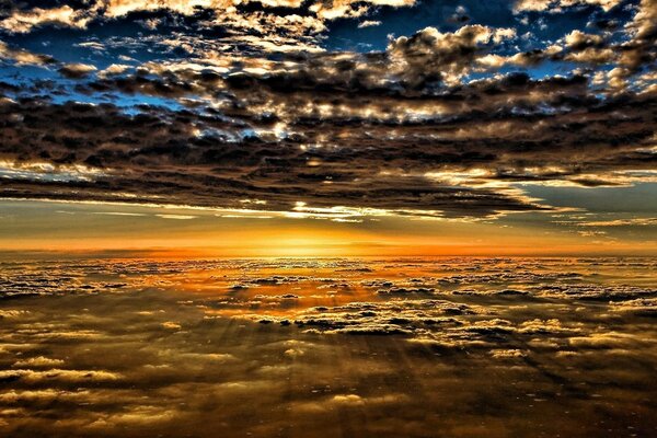 Tramonto tra cielo e mare