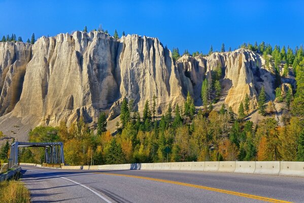 Estrada de asfalto através das montanhas