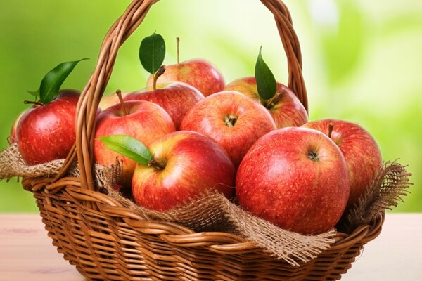 لا تزال الحياة لذيذة مع التفاح العصير