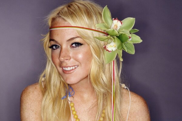 Fille blonde avec une Couronne de fleurs dans la tête