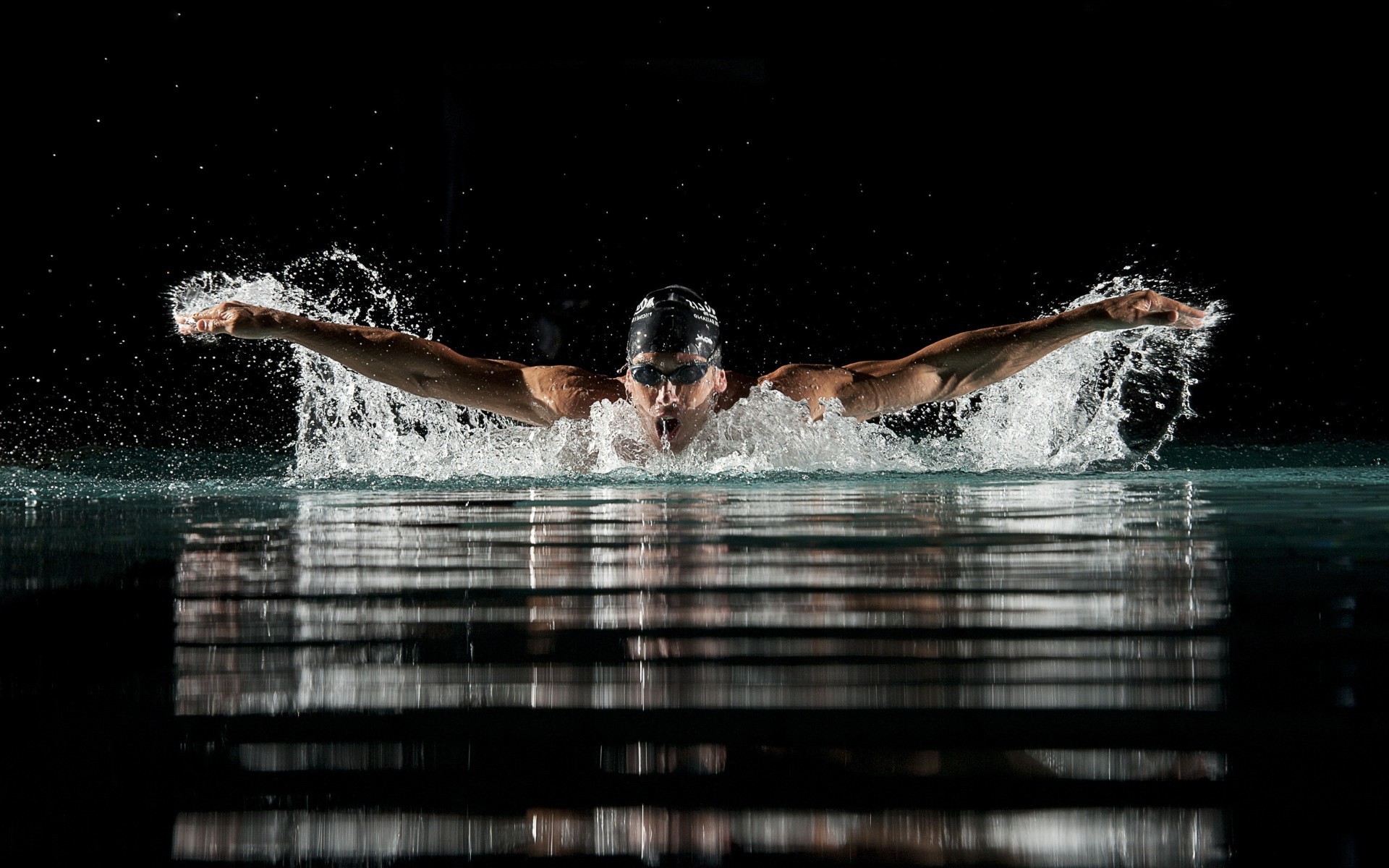 natación mojado agua movimiento nadador acción piscina adulto piscina competencia atleta deportes acuáticos hombre solo mujer ocio splash chica