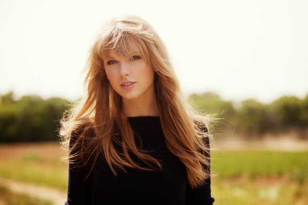 Beautiful girl on an autumn day