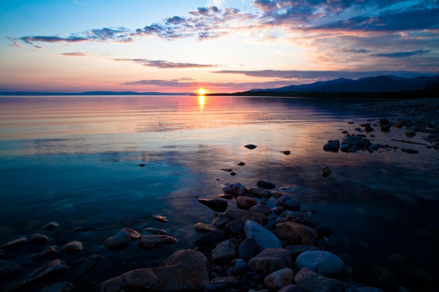 coucher de soleil et aube coucher de soleil eau soleil plage mer océan aube crépuscule paysage soir ciel mer beau temps paysage voyage nature sable