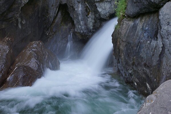 Красивый водопад в горах