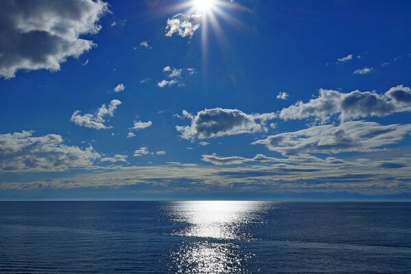 Hermoso reflejo de los rayos del sol