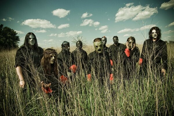 Banda de caníbales enmascarados en el campo