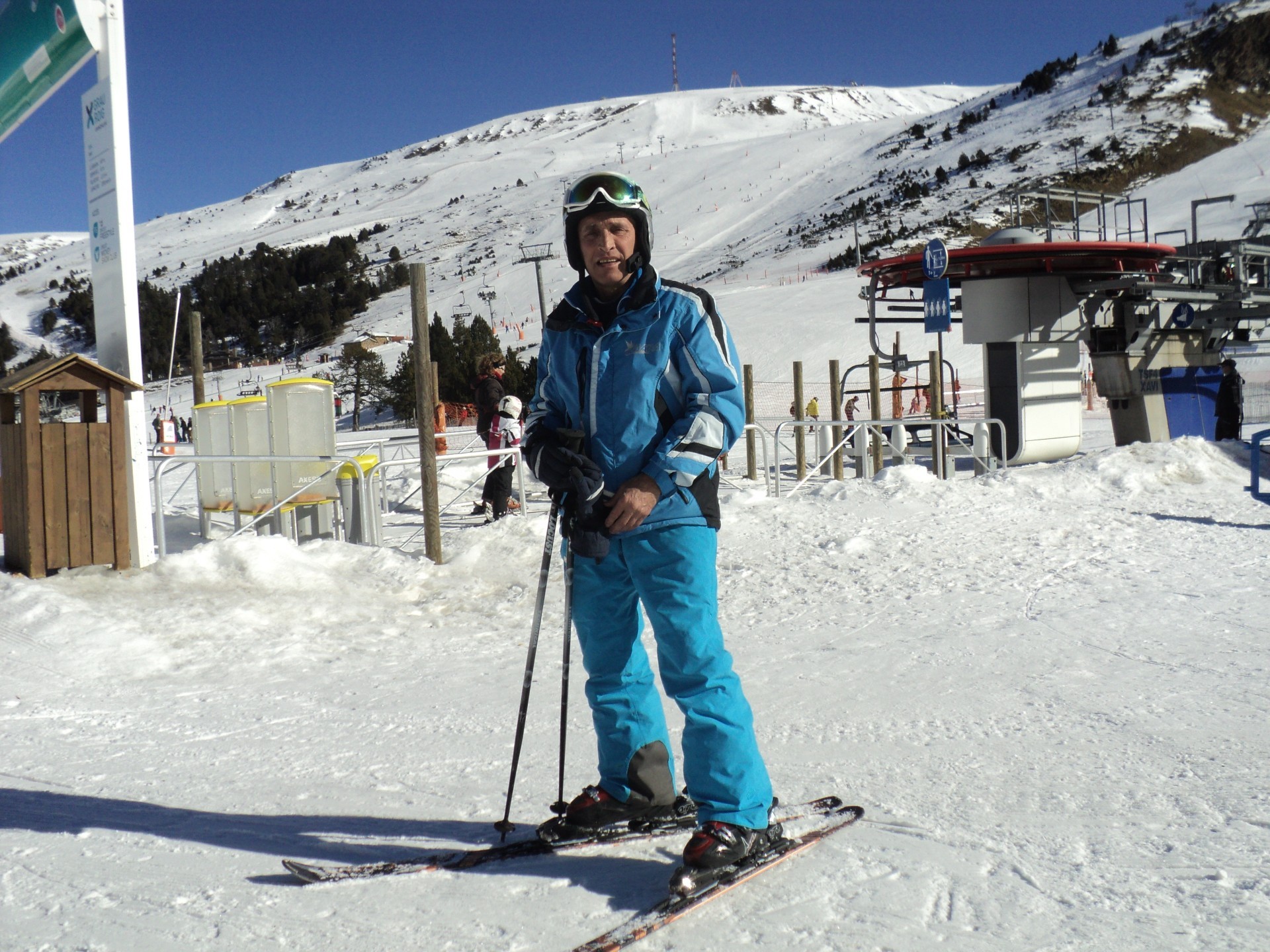 férias neve inverno gelo frio esquiador estância férias montanhas estância de esqui neve nevão inclinação snowboard sozinho colina esportes aventura