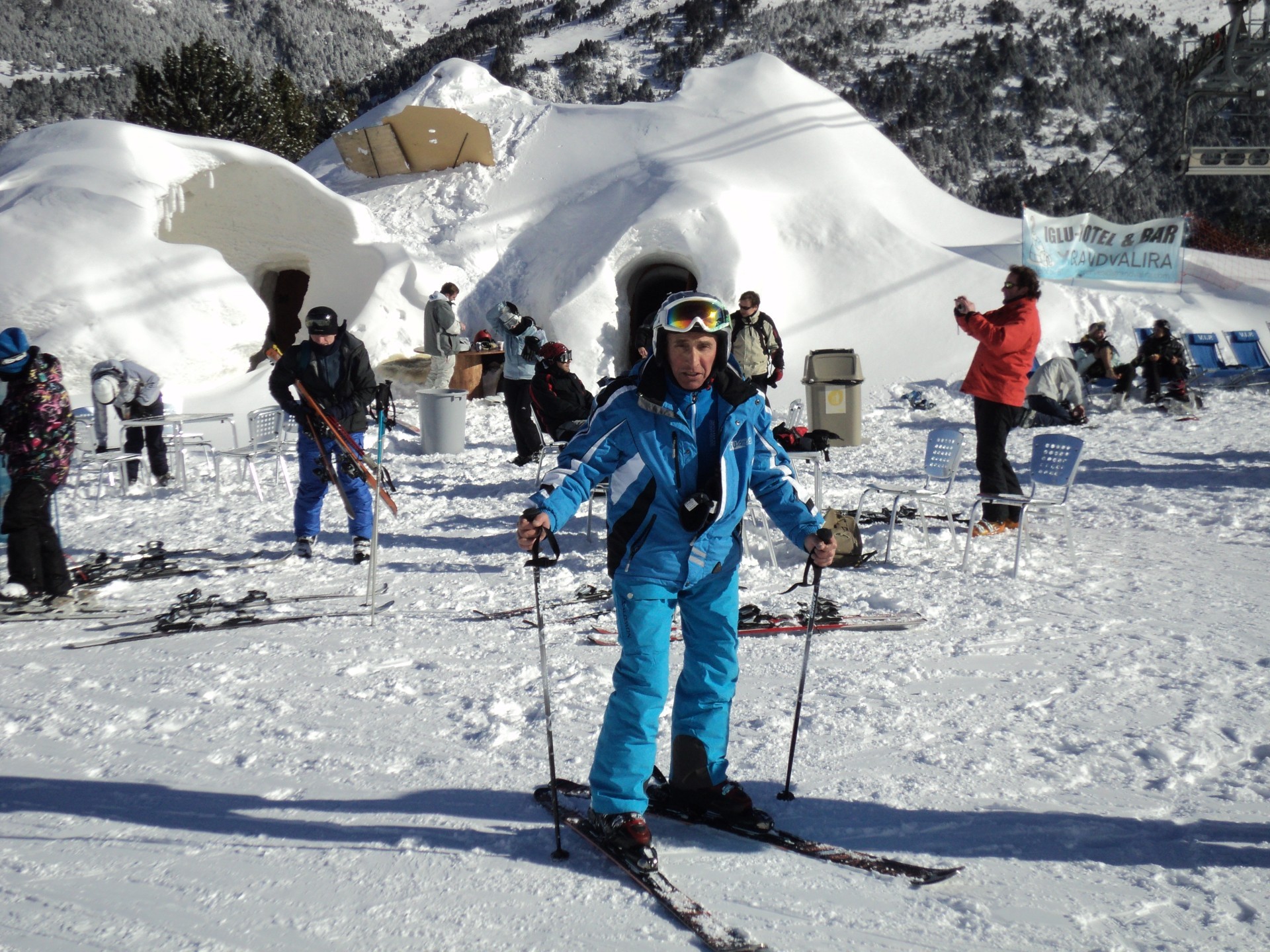 im urlaub schnee winter eis kalt skifahrerin urlaub verschneit sport resort berge abstieg hang alpin abenteuer action vergnügen pisten