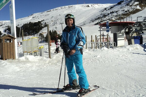 Winterurlaub in den schneebedeckten Bergen