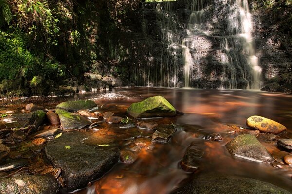 Wasserfall. Landschaft. Die Natur. Bildschirmschoner für den Desktop