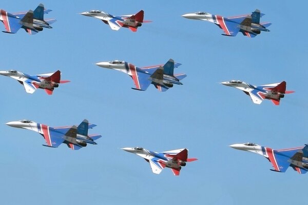 9 avions planant dans le ciel