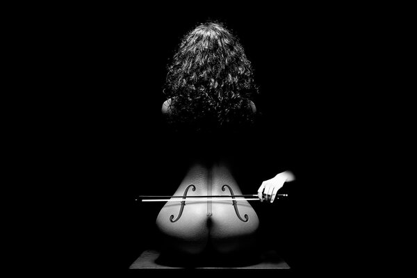 Foto en blanco y negro de una mujer desnuda estilizada como un violonchelo