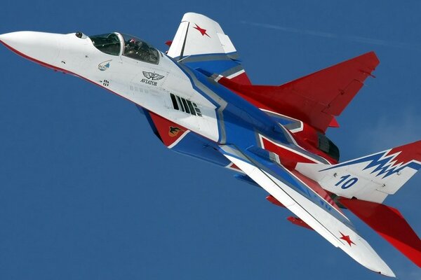 Ein pilotierter Kampfjet in einer patriotischen Trikolore