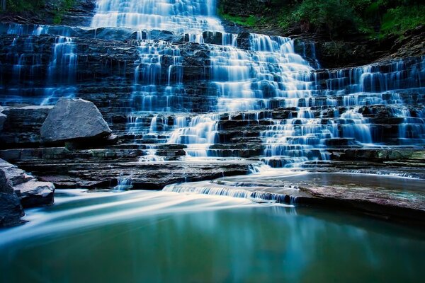 Riesiger Pool eines herrlichen Wasserfalls