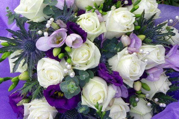 Schöner lila Blumenstrauß mit weißen Rosen