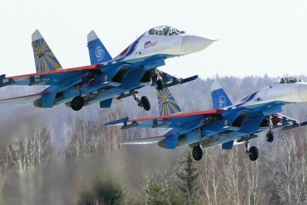 Akrobasi grubu Rus Şövalyeleri, Rusya Hava Kuvvetleri nin Su-27 savaşçısı