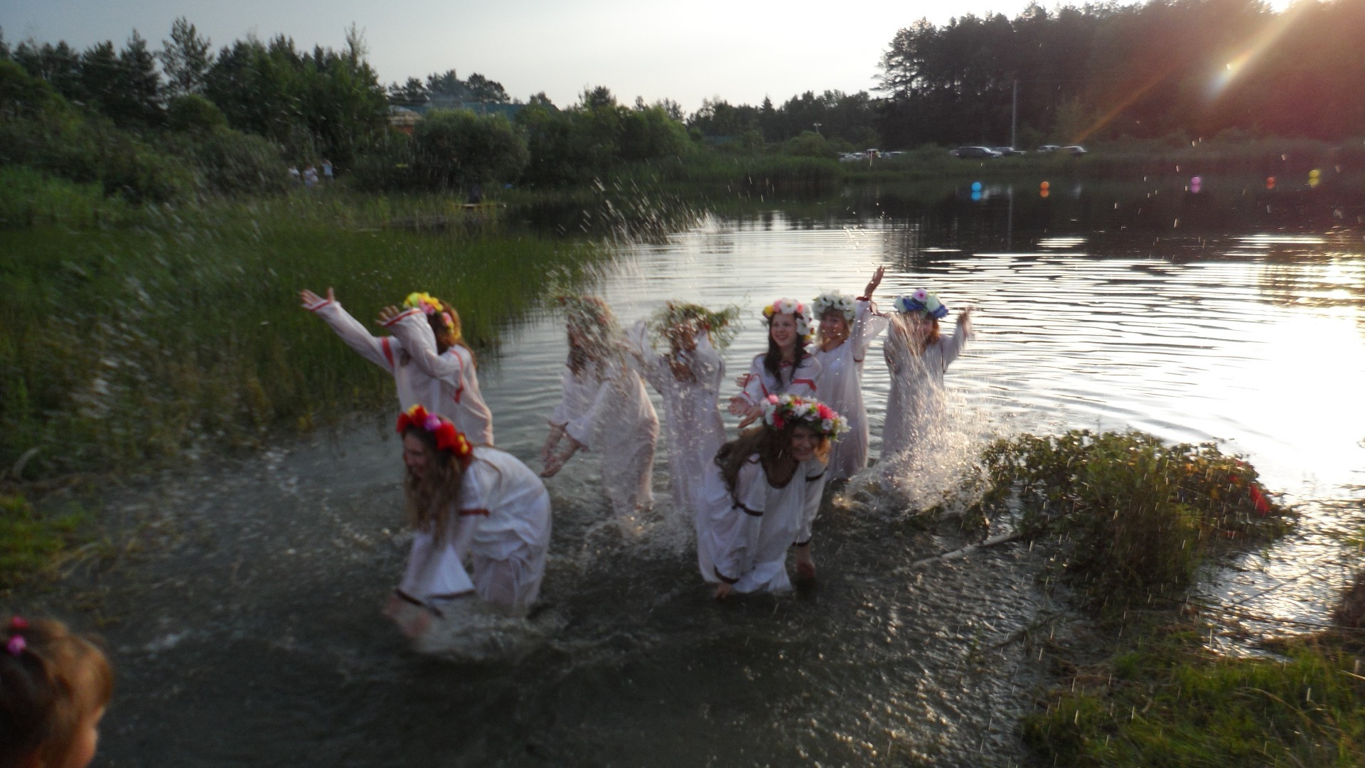 ivan kupala-7 lipca woda welon dorosły dziecko grupa dziewczyna kobieta festiwal wakacje rzeka wakacje podróże nosić