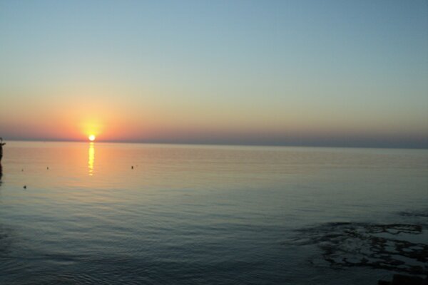 Coucher de soleil sur l eau calme de l océan