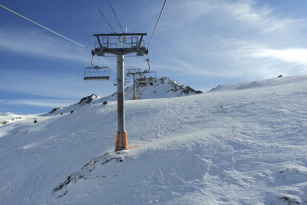 Montée de ski sur fond de ciel bleu