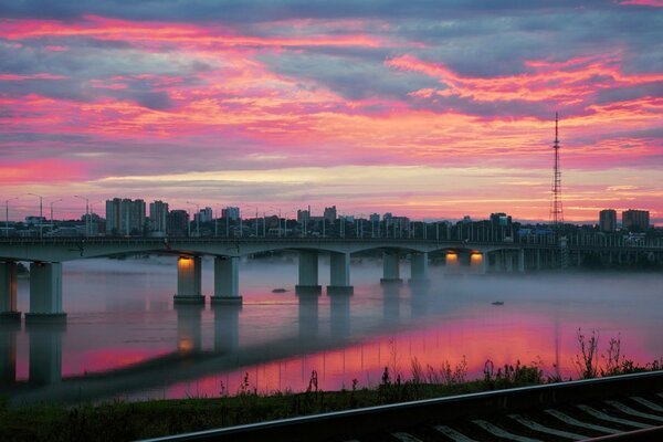 Знаменитый Мост на фоне красивого заката