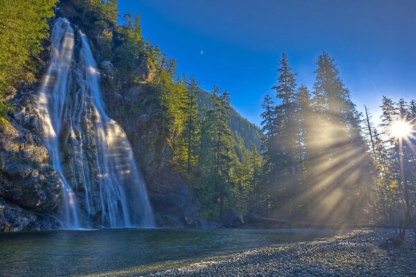 Hermoso paisaje cascada montaña