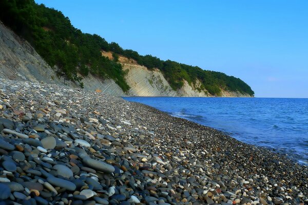 Морская галька на скалистом пляже