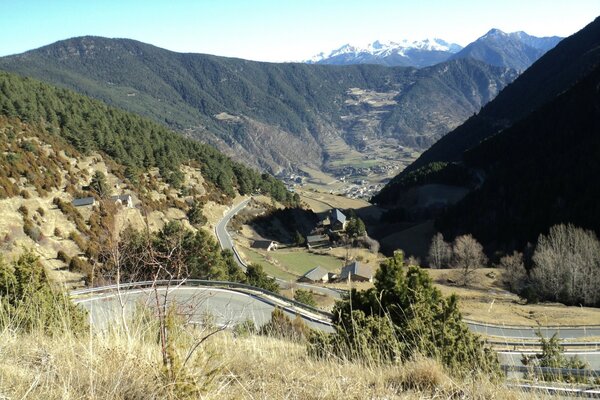 Die Straße windet sich entlang der Berge