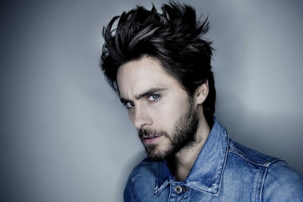 Jared Leto en una camisa de mezclilla