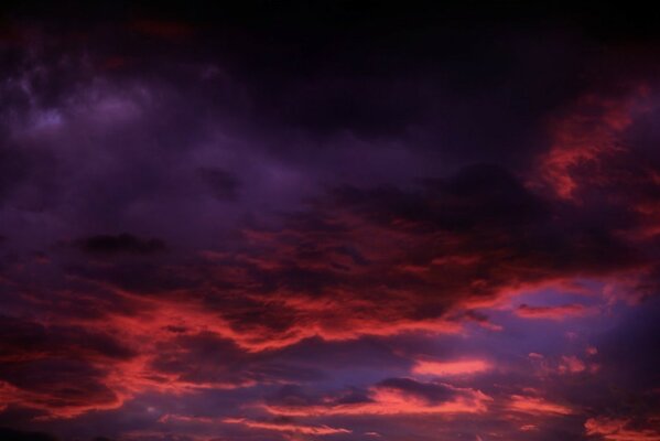 Incroyablement beau coucher de soleil avec des couleurs différentes