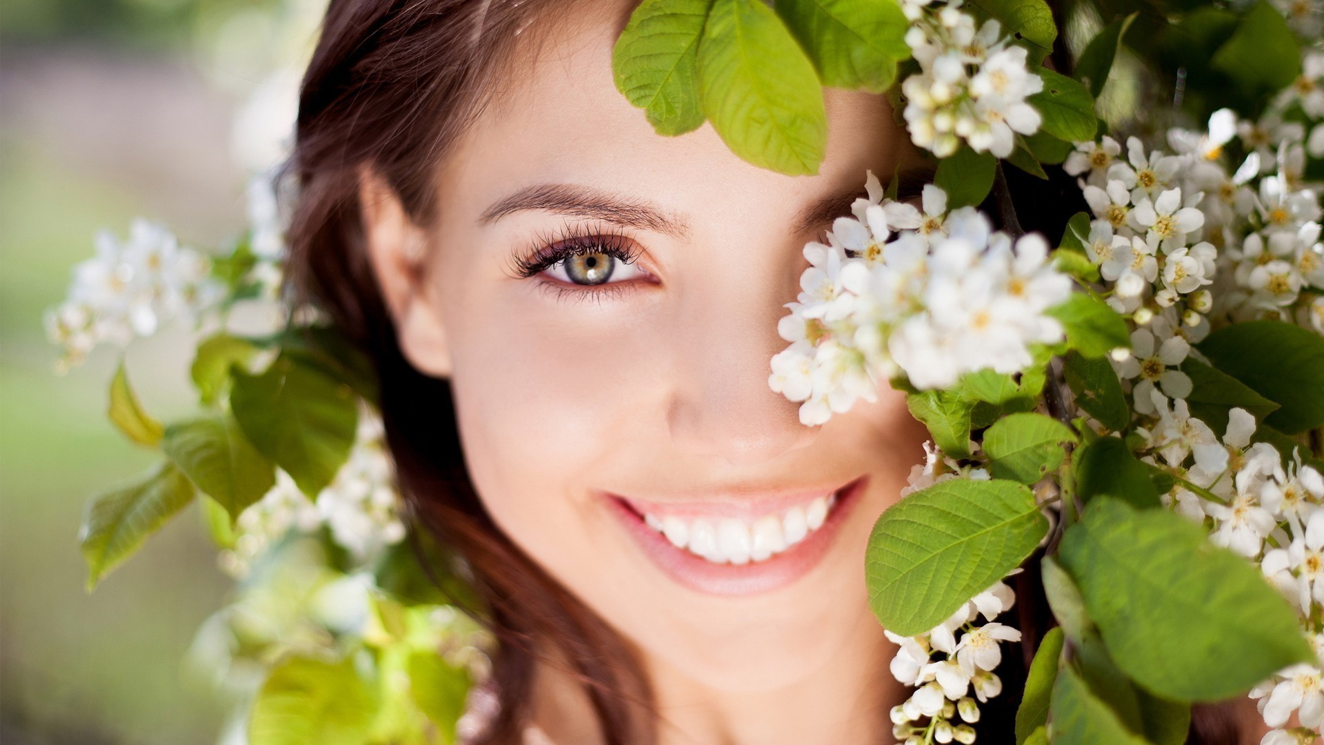 rosto e sorriso natureza flor mulher verão folha ao ar livre bom tempo bela flora árvore menina casamento