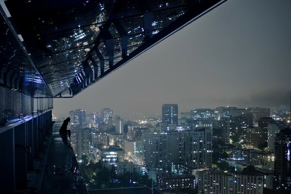 Vista de la ciudad nocturna y los rascacielos