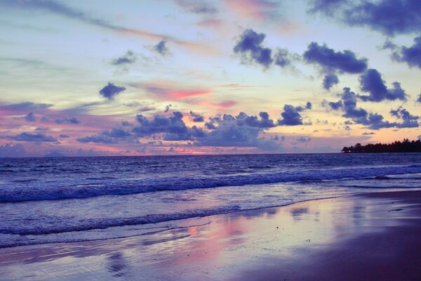 Foto des Sonnenuntergangs am Meer vom Strand