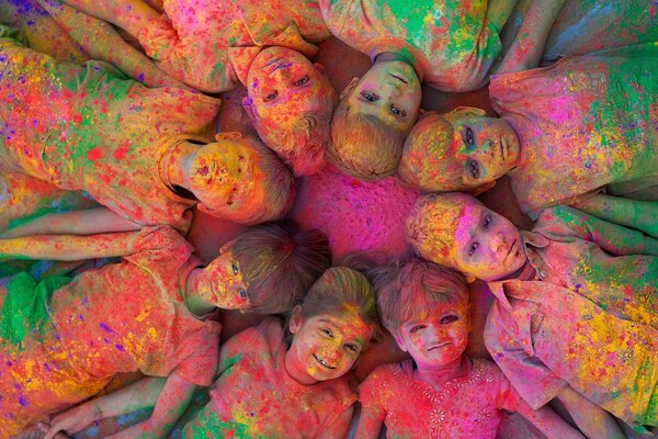 Fröhliche Kinder in Farbe auf Gesichtern