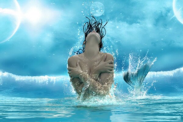 Mujer en forma de sirena posando en el agua