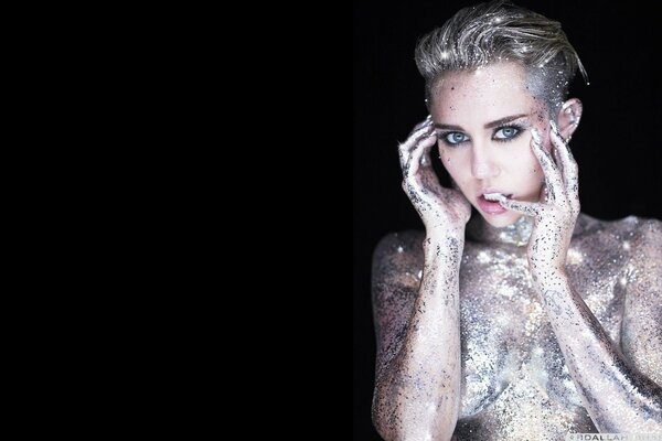 Miley Cyrus nackt und voller Pailletten