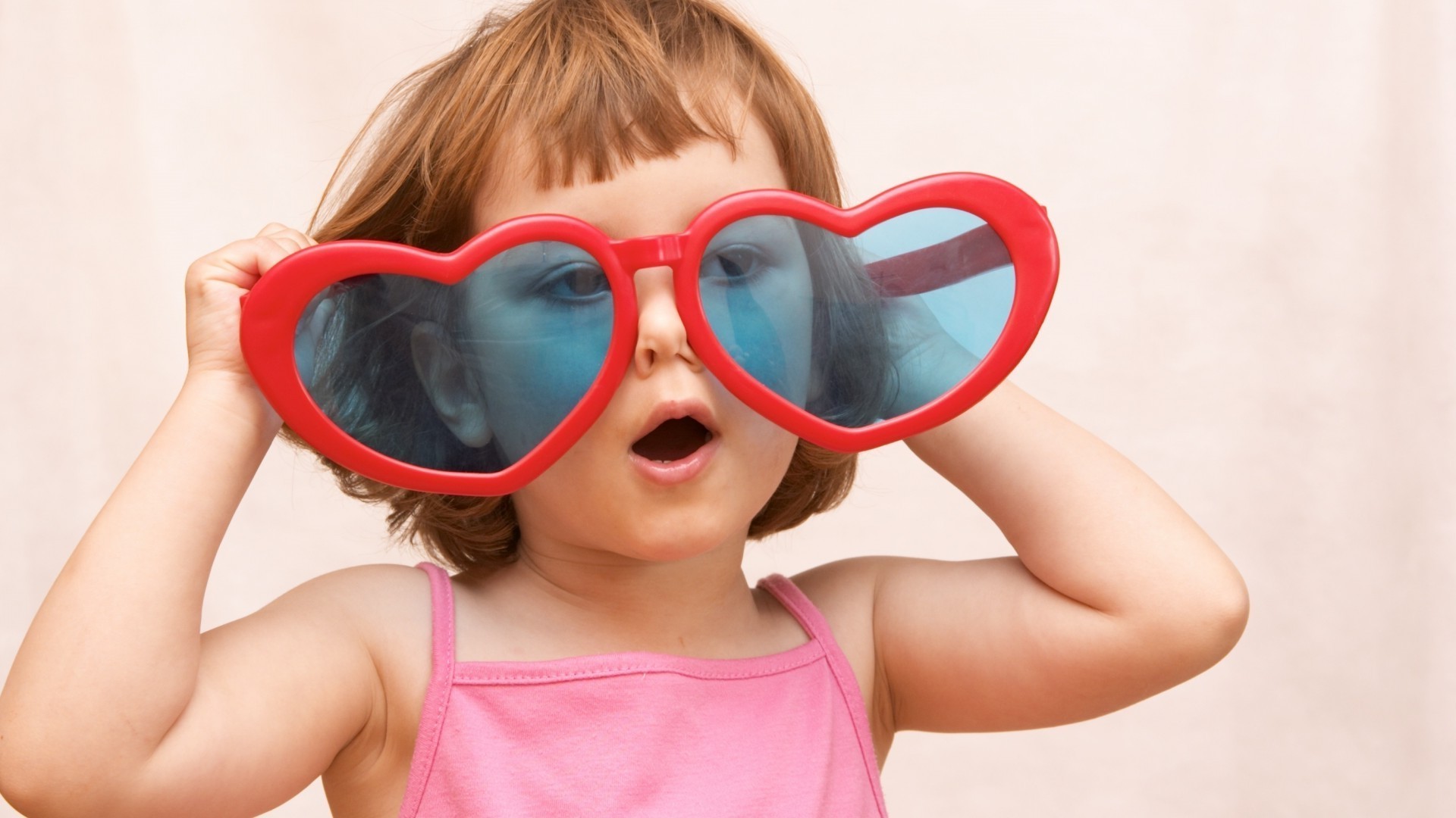 kinder sonnenbrille kind mädchen freude niedlich wenig frau jung schön sommer porträt mode hübsch lustig gesicht urlaub allein haar