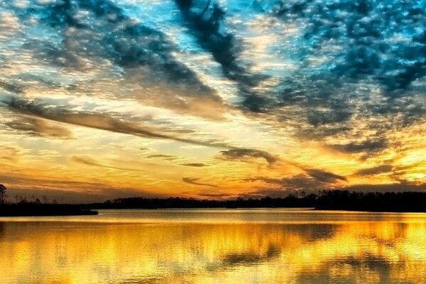 Nuages sur la rivière au coucher du soleil