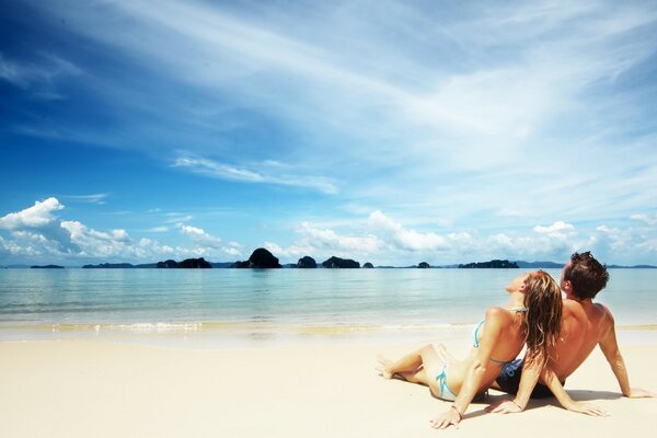 Casal na praia de areia branca