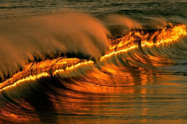 Rot-orange Sonnenuntergang im Meerwasser