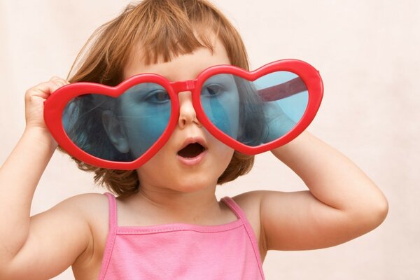 Petite fashionista à lunettes rouges