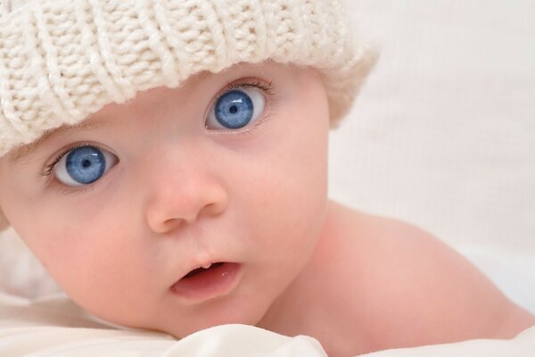 Mignon bébé dans un chapeau