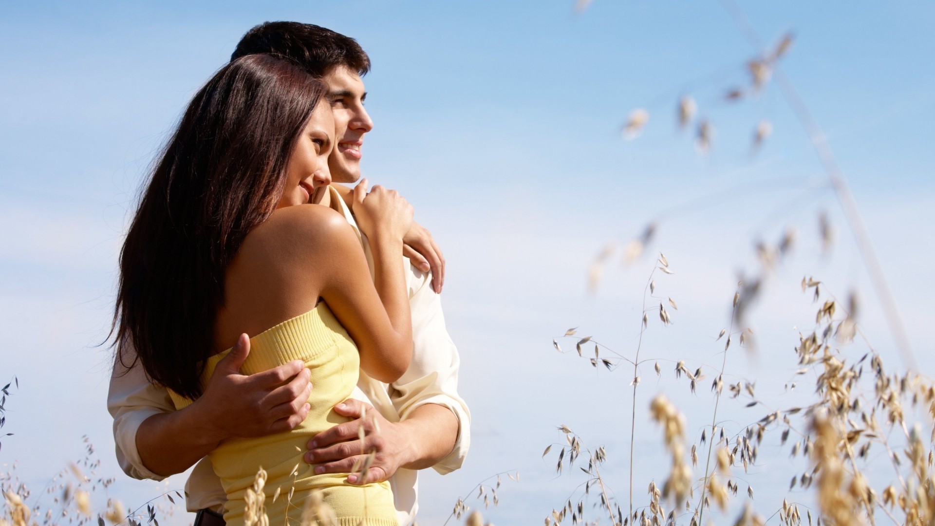 couples amoureux été en plein air nature ciel convivialité plaisirs beau temps femme repos relaxation amour plaisir insouciant joie