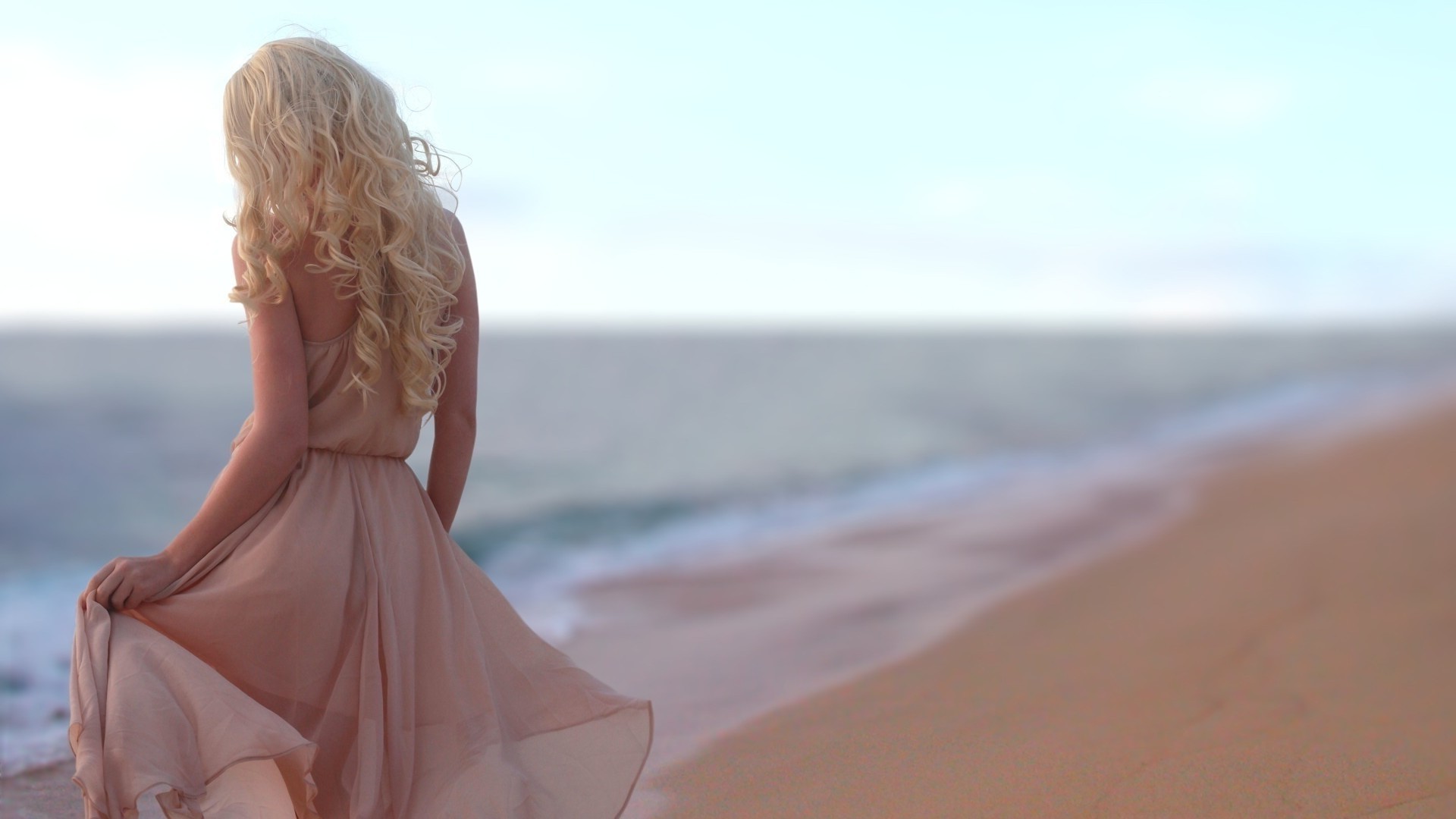 chicas vestidas playa arena mar verano agua océano viajes naturaleza cielo buen tiempo sol mar vacaciones mujer puesta de sol al aire libre relajación vacaciones