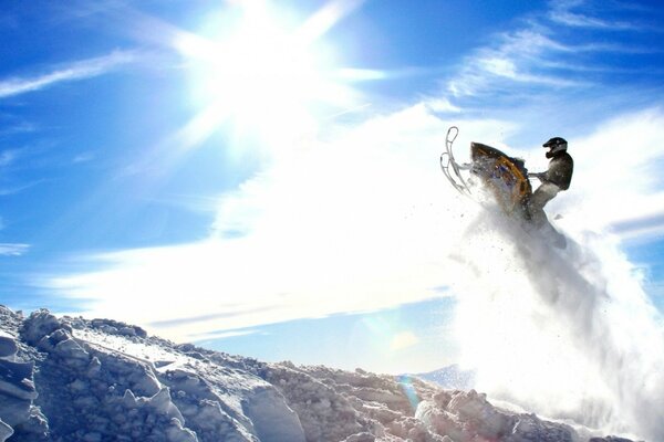 Deportes de invierno en las montañas nevadas