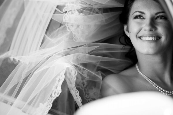 Sorriso della sposa felice con il velo