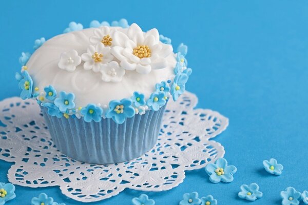 Torta appetitosa in un colore delicatamente blu