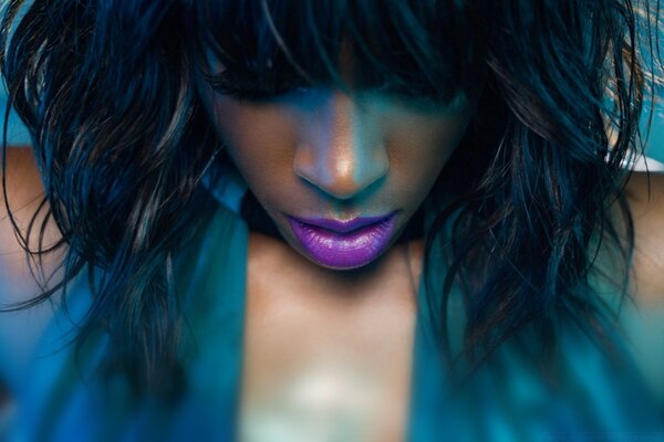 Purple lips. Singer. Fashion