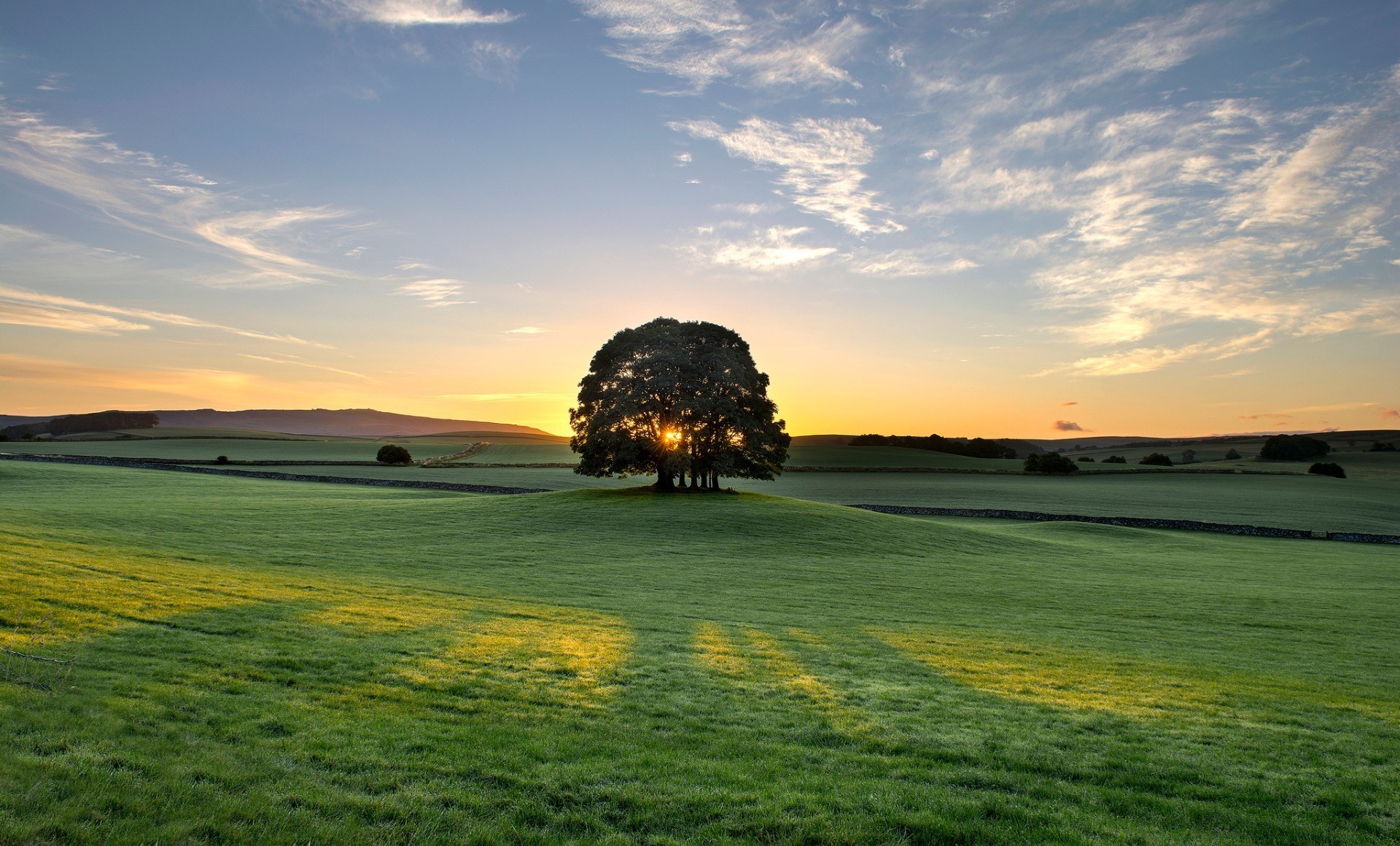 bäume natur landschaft gras des ländlichen himmel sonne sommer landschaft gutes wetter sonnenuntergang feld dämmerung heuhaufen im freien wolke weide landwirtschaft horizont hell