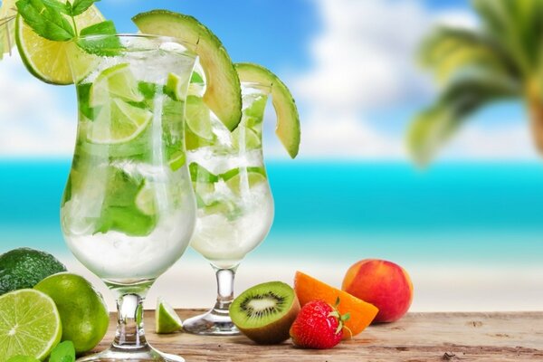 Bebidas tropicais em copos e frutas