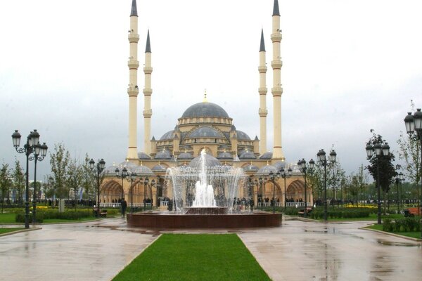 Minarett Vorderansicht. Regenwetter